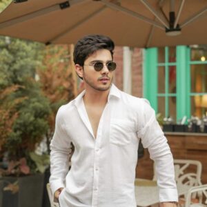 The classic white regular fit shirt