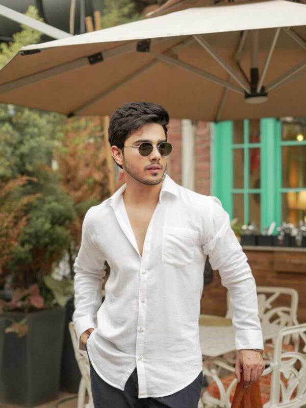 The classic white regular fit shirt
